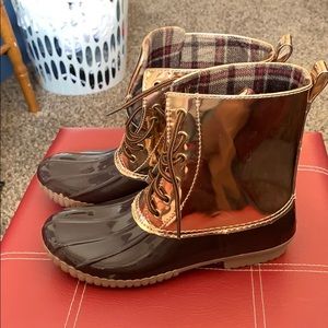 I am selling boots...